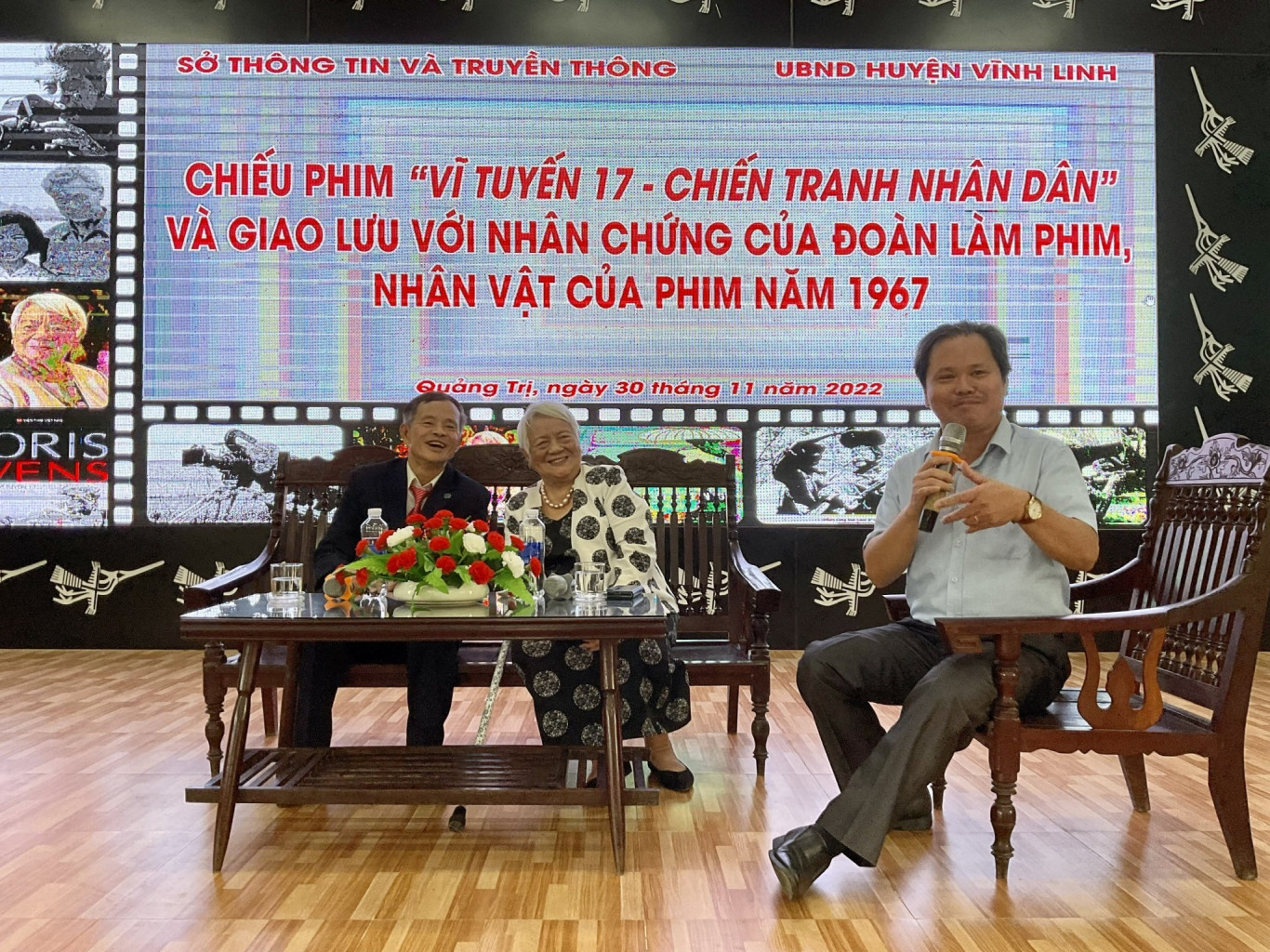 Từ trái sang: Thầy giáo Phạm Công Đức, đạo diễn Xuân Phượng và nhà báo Nguyễn Hoàn trong buổi chiếu phim “Vĩ tuyến 17 - Chiến tranh nhân dân” tại Quảng Trị năm 2022 - Ảnh: H.C.D